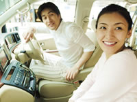 ドライブをする夫婦