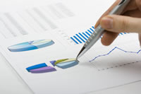 グラフをチェックする人