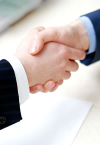 握手をしている人
