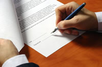 サインをしている人